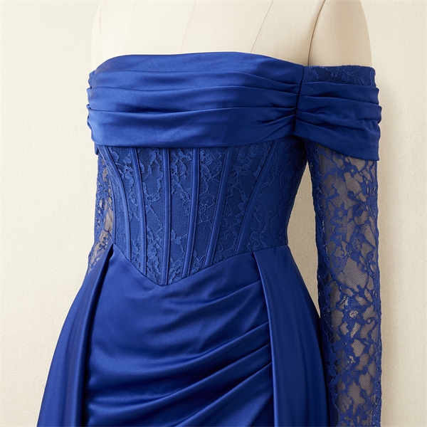Robe de soirée longue bleu roi à épaules dénudées et dentelle