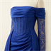 Robe de soirée longue bleu roi à épaules dénudées et dentelle