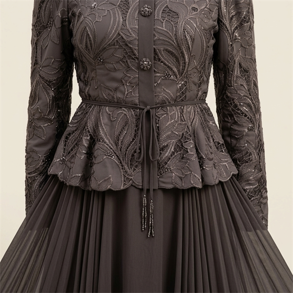 Robe de Soirée Longue Élégante à Basque Brodé et Jupe Plissée