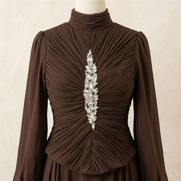 Robe de Soirée Longue Marron à Corsage Plissé et Strass