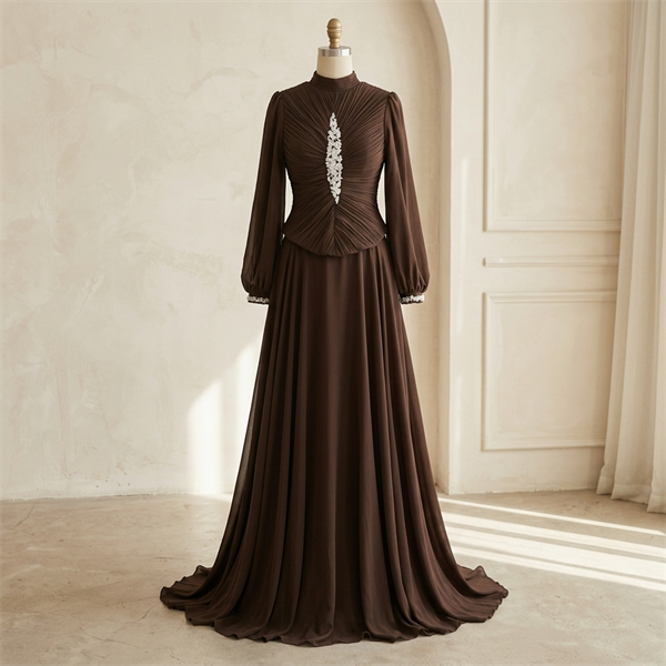 Robe de Soirée Longue Marron à Corsage Plissé et Strass