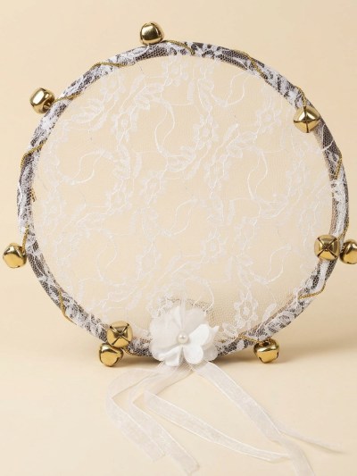 Tambourin de Mariée Décoratif en Dentelle Blanche et Grelots Dorés