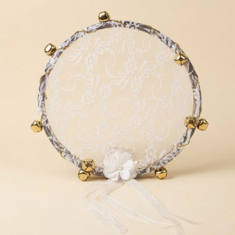 Tambourin de Mariée Décoratif en Dentelle Blanche et Grelots Dorés