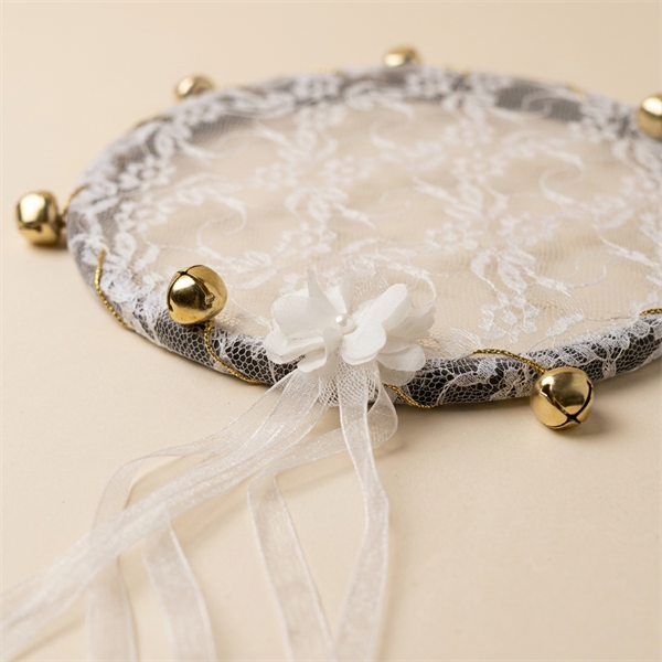 Tambourin de Mariée Décoratif en Dentelle Blanche et Grelots Dorés
