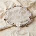 Tambourin de Mariée Décoratif en Dentelle Blanche et Grelots Dorés