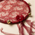 Tambourin de Henné en Dentelle Rouge avec Grelots Dorés Bordeaux