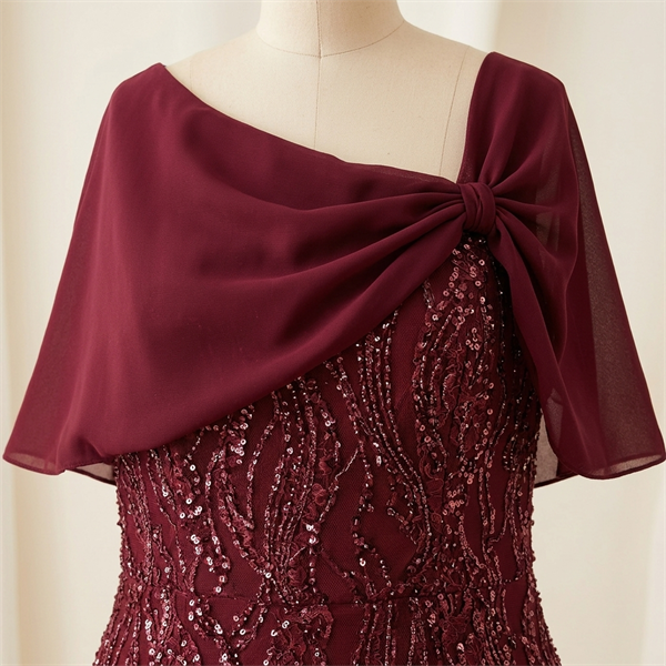 Robe de soirée longue bordeaux à sequins avec cape drapée