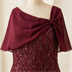 Robe de soirée longue bordeaux à sequins avec cape drapée