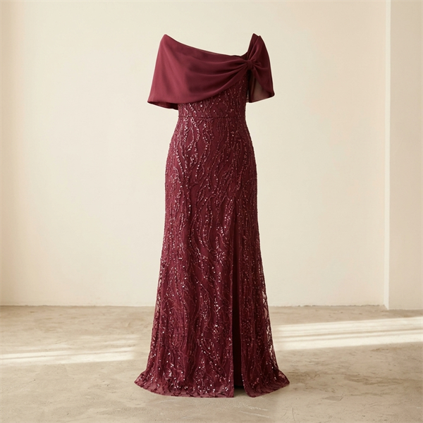 Robe de soirée longue bordeaux à sequins avec cape drapée