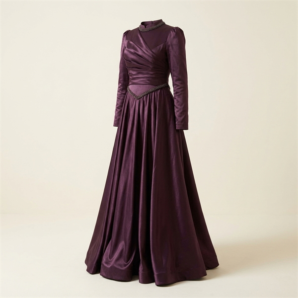Robe de soirée longue satinée col montant à détails plissés - Prune