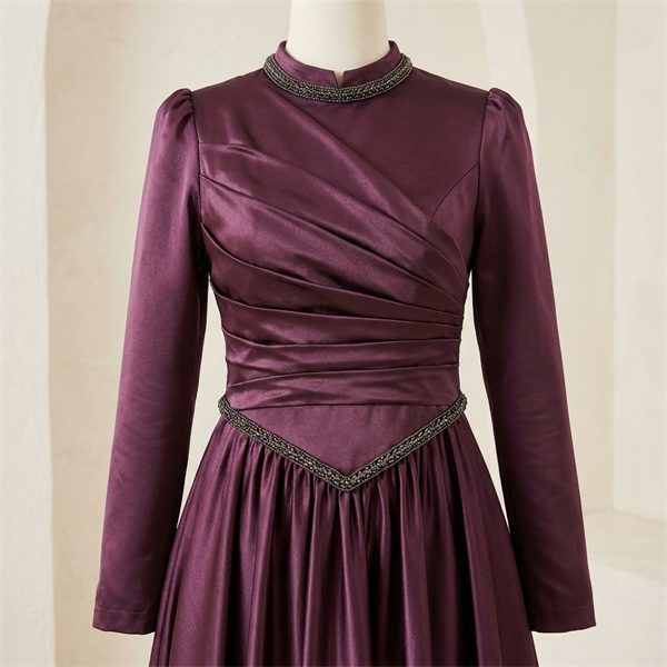 Robe de soirée longue satinée col montant à détails plissés - Prune