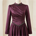 Robe de soirée longue satinée col montant à détails plissés - Prune
