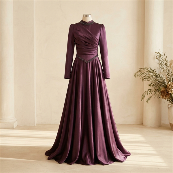 Robe de soirée longue satinée col montant à détails plissés - Prune