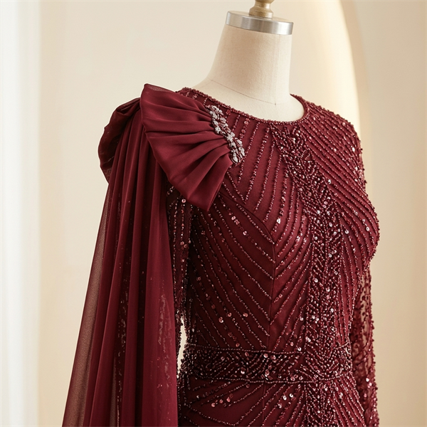 Robe de Soirée Longue Bordeaux Brodée à Sequins avec Cape