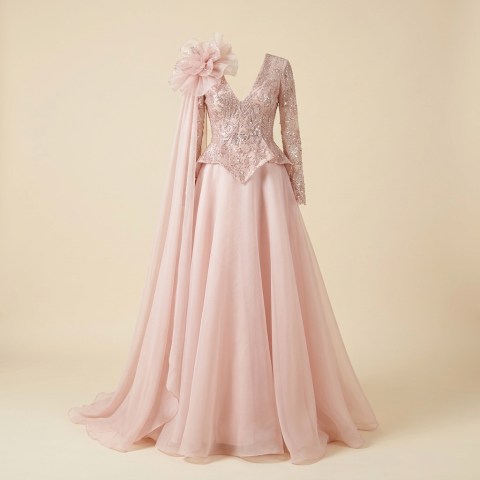 Robe de Soirée Longue Rose Poudré avec Cape et Broderies Scintillantes