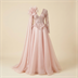 Robe de Soirée Longue Rose Poudré avec Cape et Broderies Scintillantes