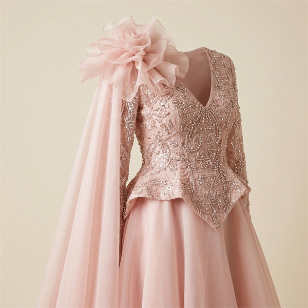 Robe de Soirée Longue Rose Poudré avec Cape et Broderies Scintillantes