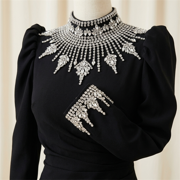 Robe de Soirée Longue Noire à Col et Poignets Strassés