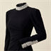 Robe de Soirée Longue Noire à Col et Poignets Ornés de Perles