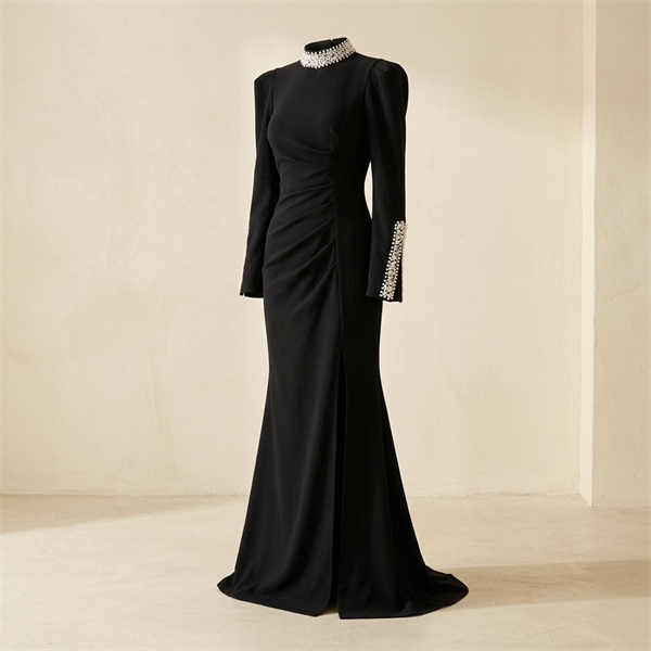 Robe de Soirée Longue Noire à Col et Poignets Ornés de Perles