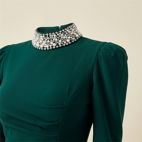 Robe de Soirée Longue Vert Émeraude à Col Montant et Poignets Perlés