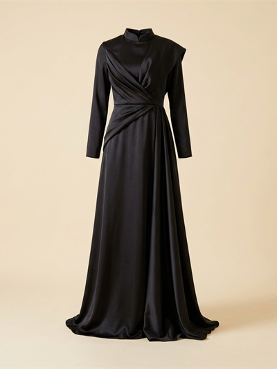 Robe de soirée longue en satin noir à col montant drapé