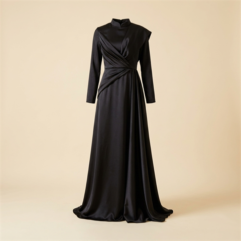 Robe de soirée longue en satin noir à col montant drapé