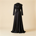 Robe de soirée longue en satin noir à col montant drapé