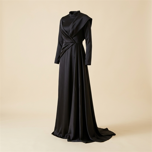Robe de soirée longue en satin noir à col montant drapé