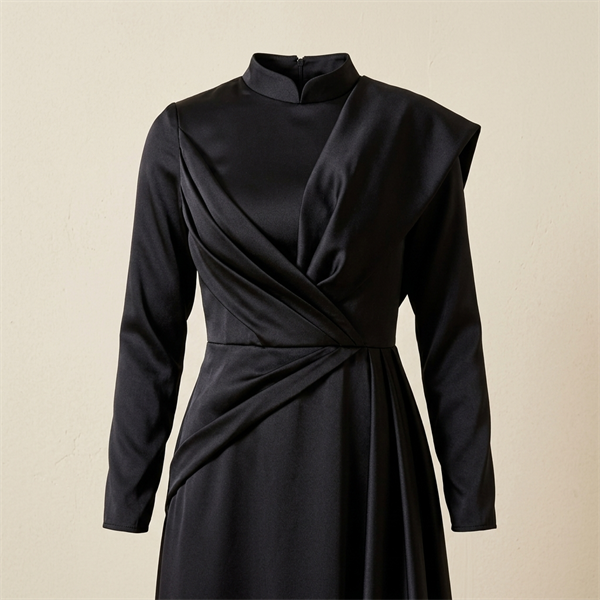 Robe de soirée longue en satin noir à col montant drapé