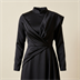 Robe de soirée longue en satin noir à col montant drapé