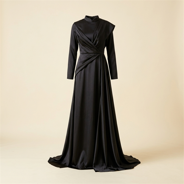 Robe de soirée longue en satin noir à col montant drapé