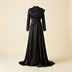Robe de soirée longue en satin noir à col montant drapé