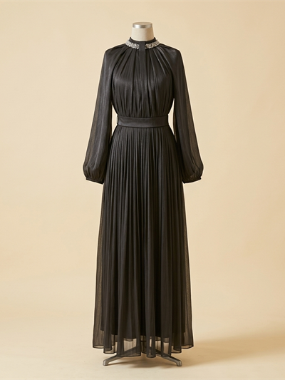 Robe de Soirée Longue Plissée Noire à Col Bijou