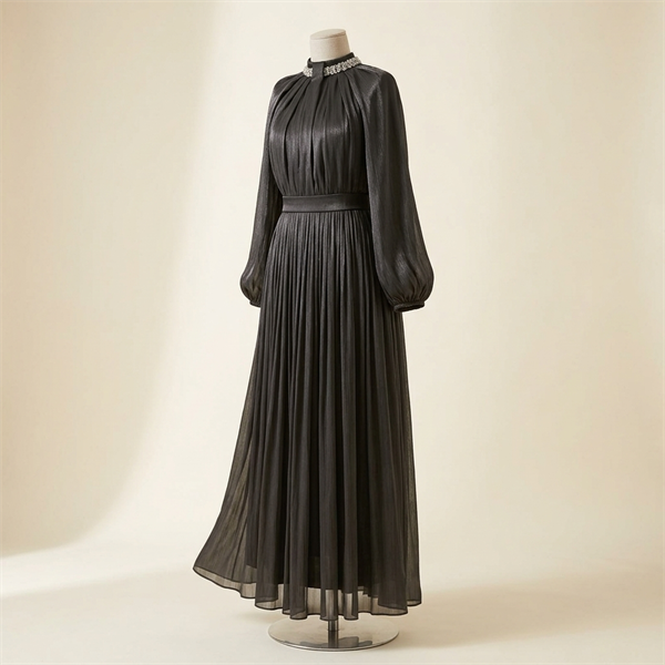 Robe de Soirée Longue Plissée Noire à Col Bijou