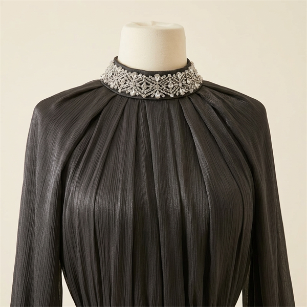 Robe de Soirée Longue Plissée Noire à Col Bijou