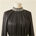 Robe de Soirée Longue Plissée Noire à Col Bijou