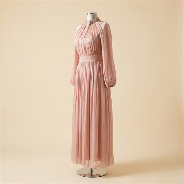 Robe de Soirée Longue Plissée Rose Poudré avec Col Bijou