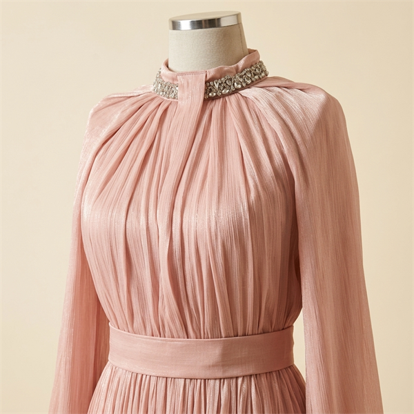 Robe de Soirée Longue Plissée Rose Poudré avec Col Bijou