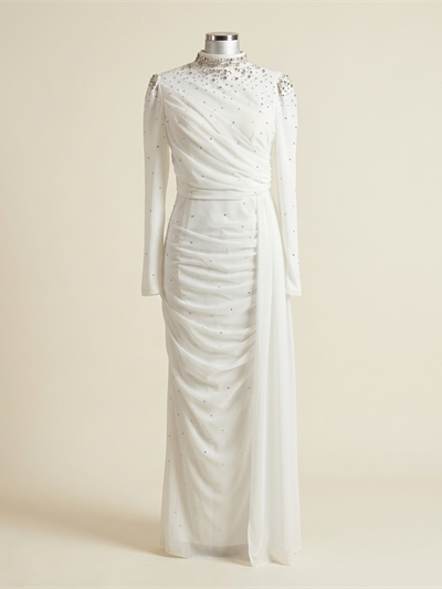 Robe de soirée longue drapée blanche ornée de strass