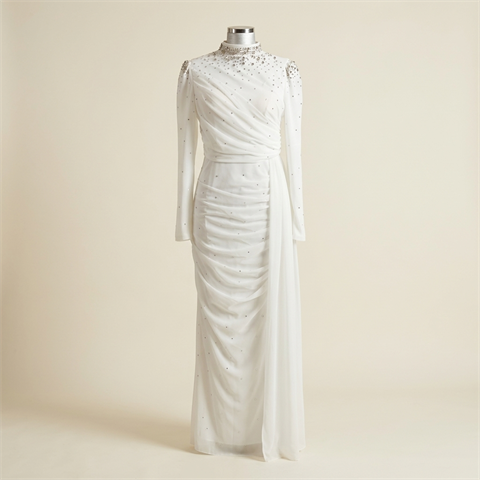 Robe de soirée longue drapée blanche ornée de strass