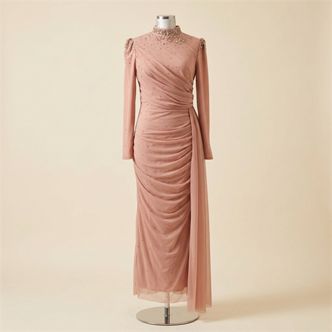 Robe de Soirée Longue Drapée Rose Poudré Ornée de Strass