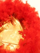 Panier avec poignée en plume - rouge/doré